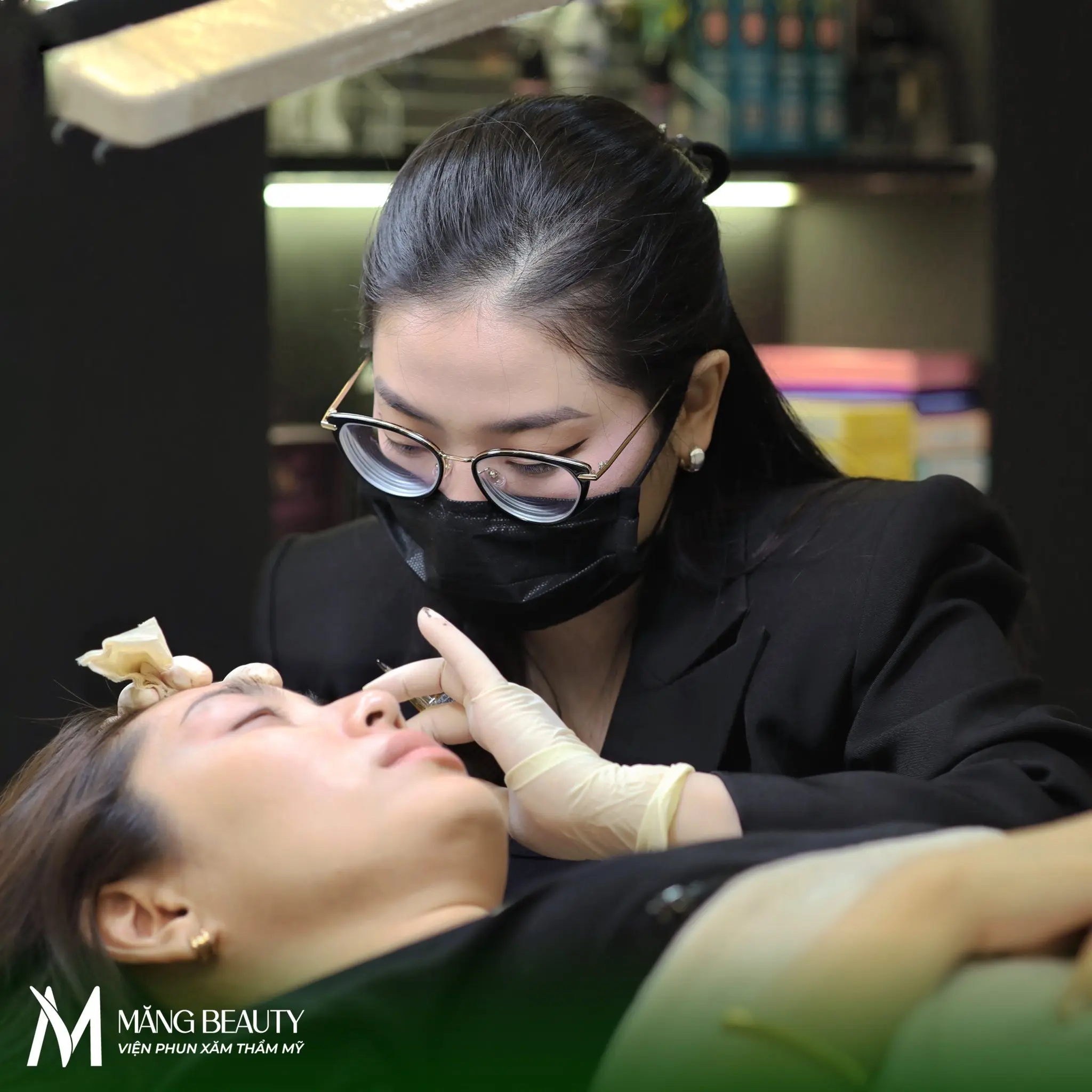 Môi ca phun môi Signature Plasma Lips đều do chính tay Founder thực hiện