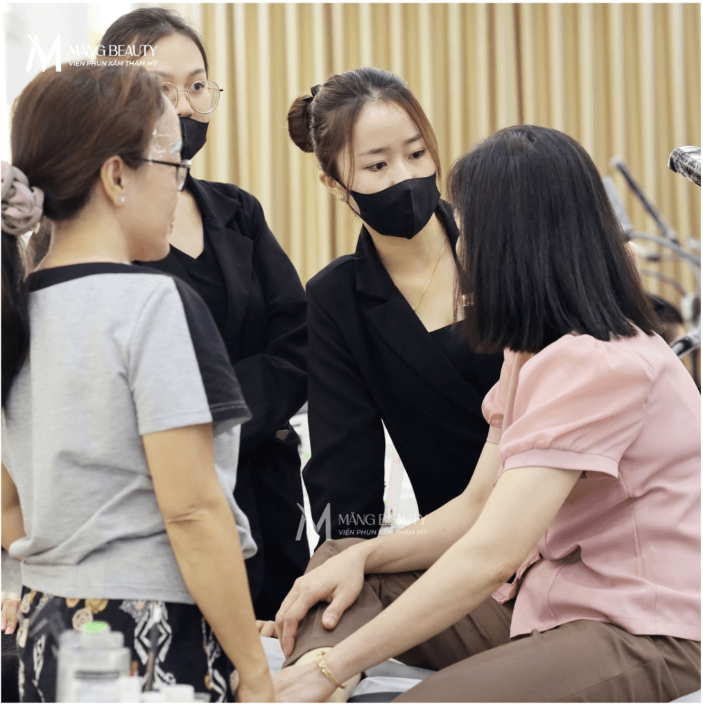 Khách hàng được master kiểm tra kỹ tình trạng chân mày trước khi thực hiện lộ trình xóa chân mày tại Măng Beauty