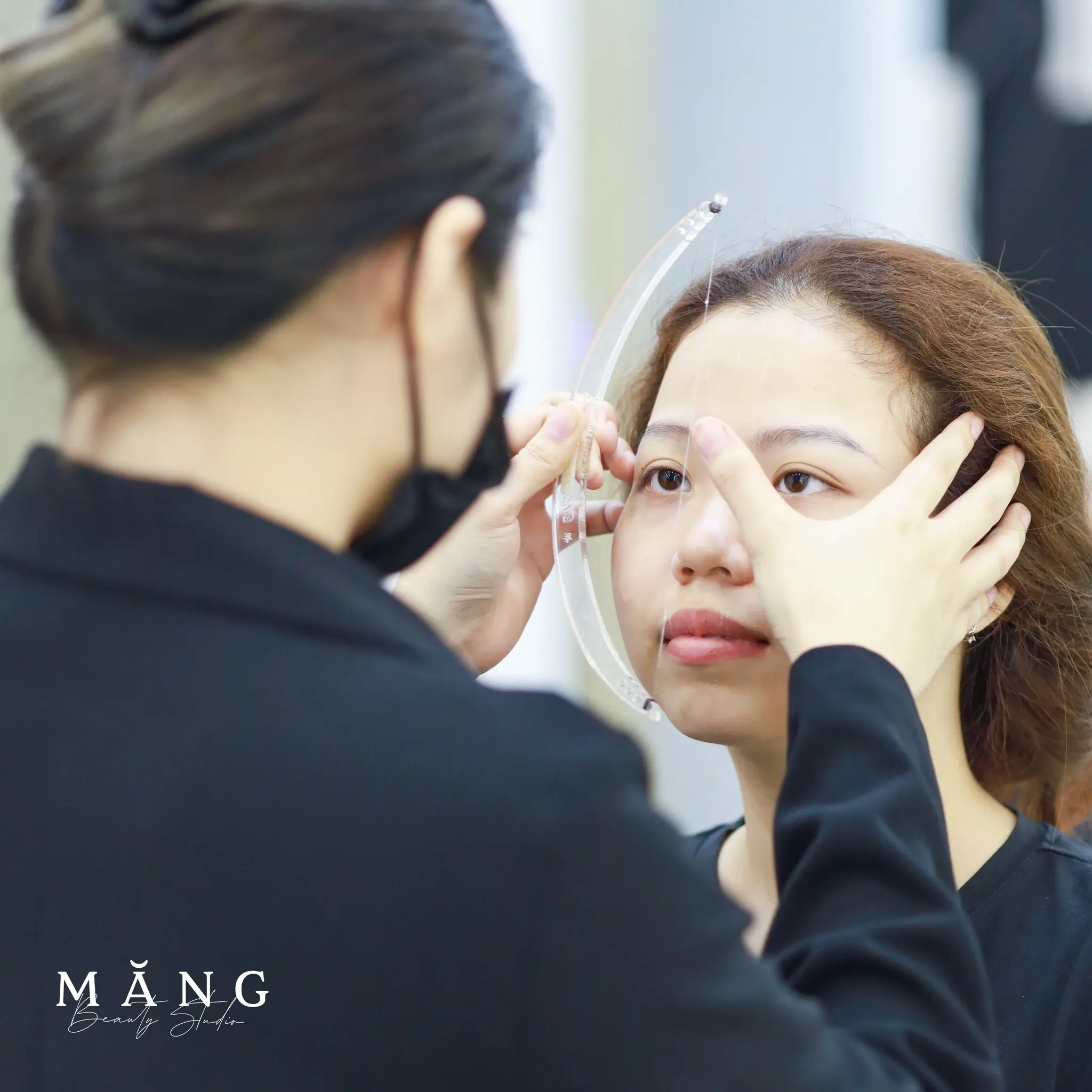 Khách hàng được thiết kế dáng mày riêng khi phun xăm chân mày tại Măng Beauty