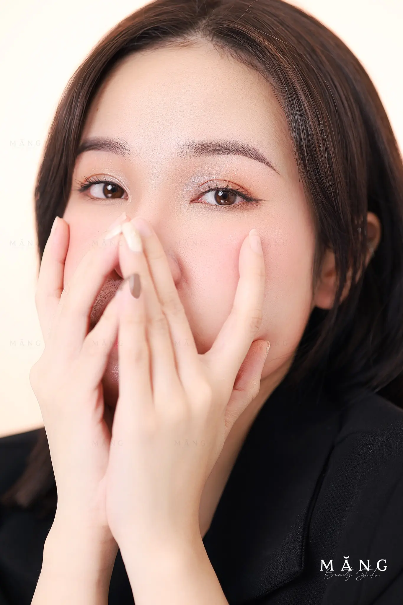 Khách hàng trải nghiệm thực tế dịch vụ chân mày phun Sandy Brows tại Măng