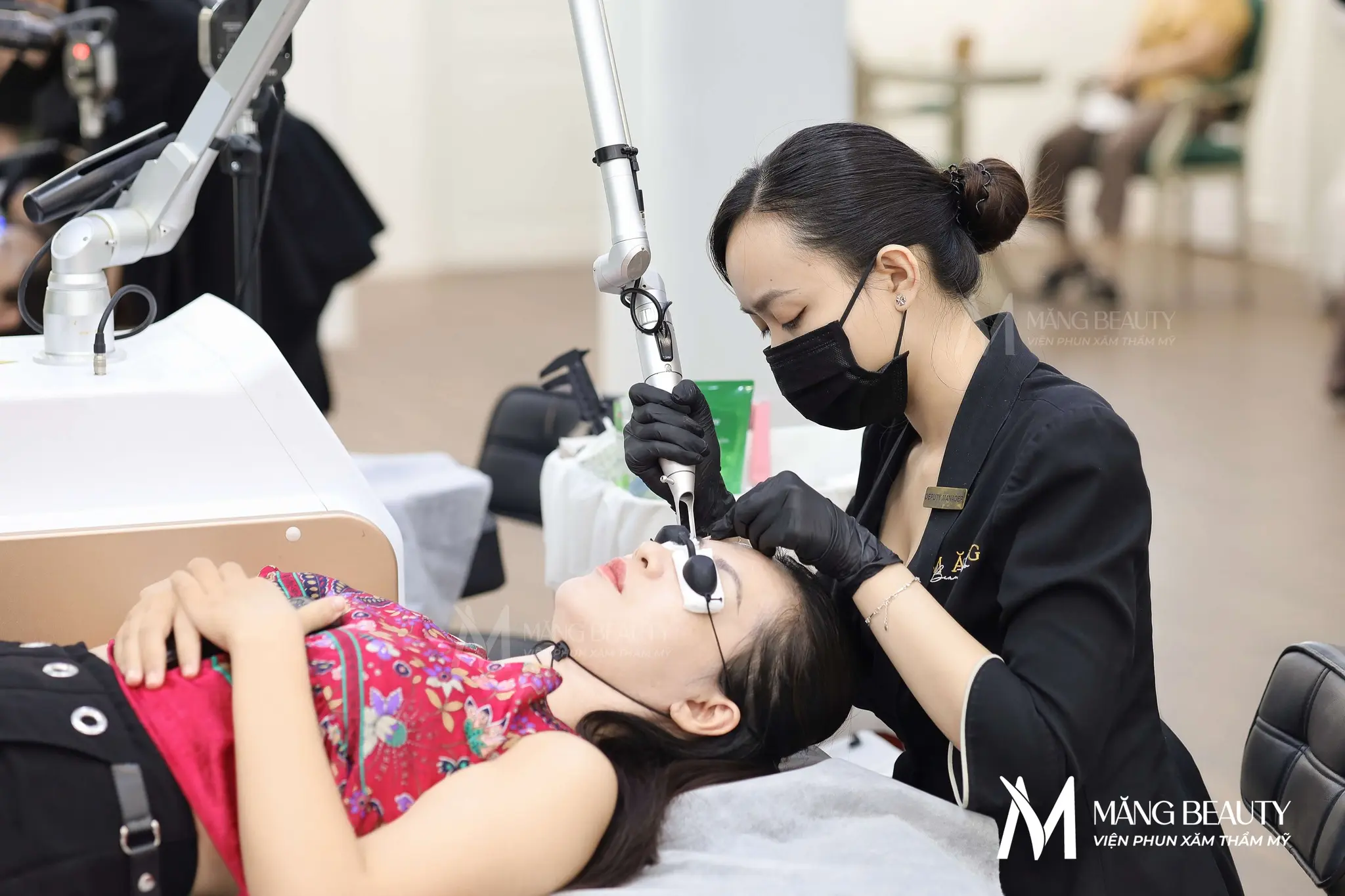 Xoá chân mày theo đúng quy trình chuẩn tại Măng Beauty