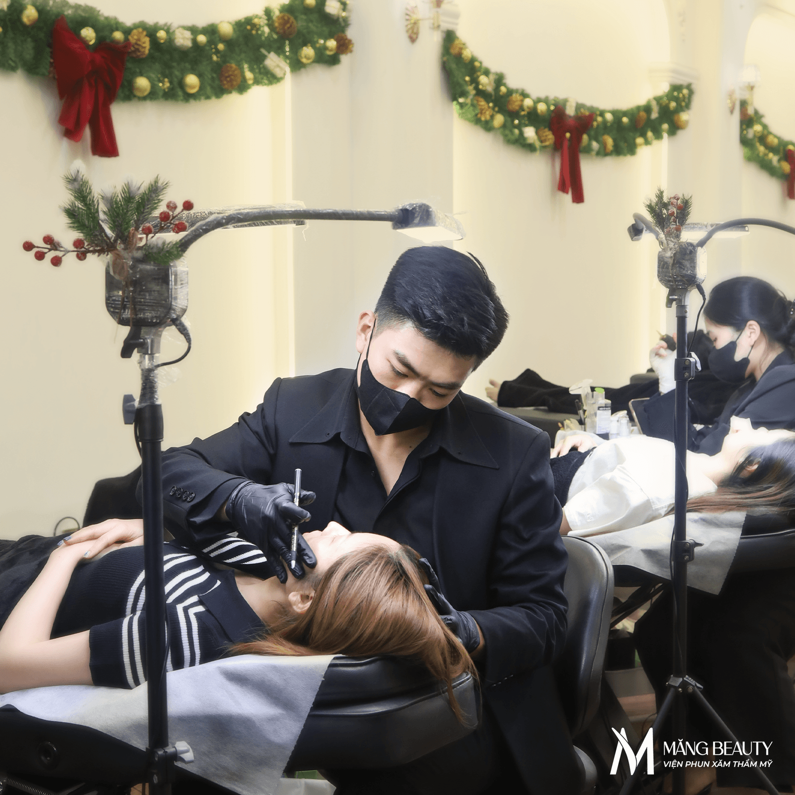 Khách hàng làm đẹp trong không khí Giáng Sinh ấm áp tại Măng
