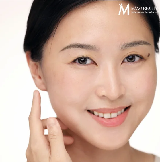 Phun chân mày trăng non tự nhiên tại Măng Beauty được nhiều khách hàng trong và ngoài nước ưa chuộng vì sự tự nhiên và trẻ trung
