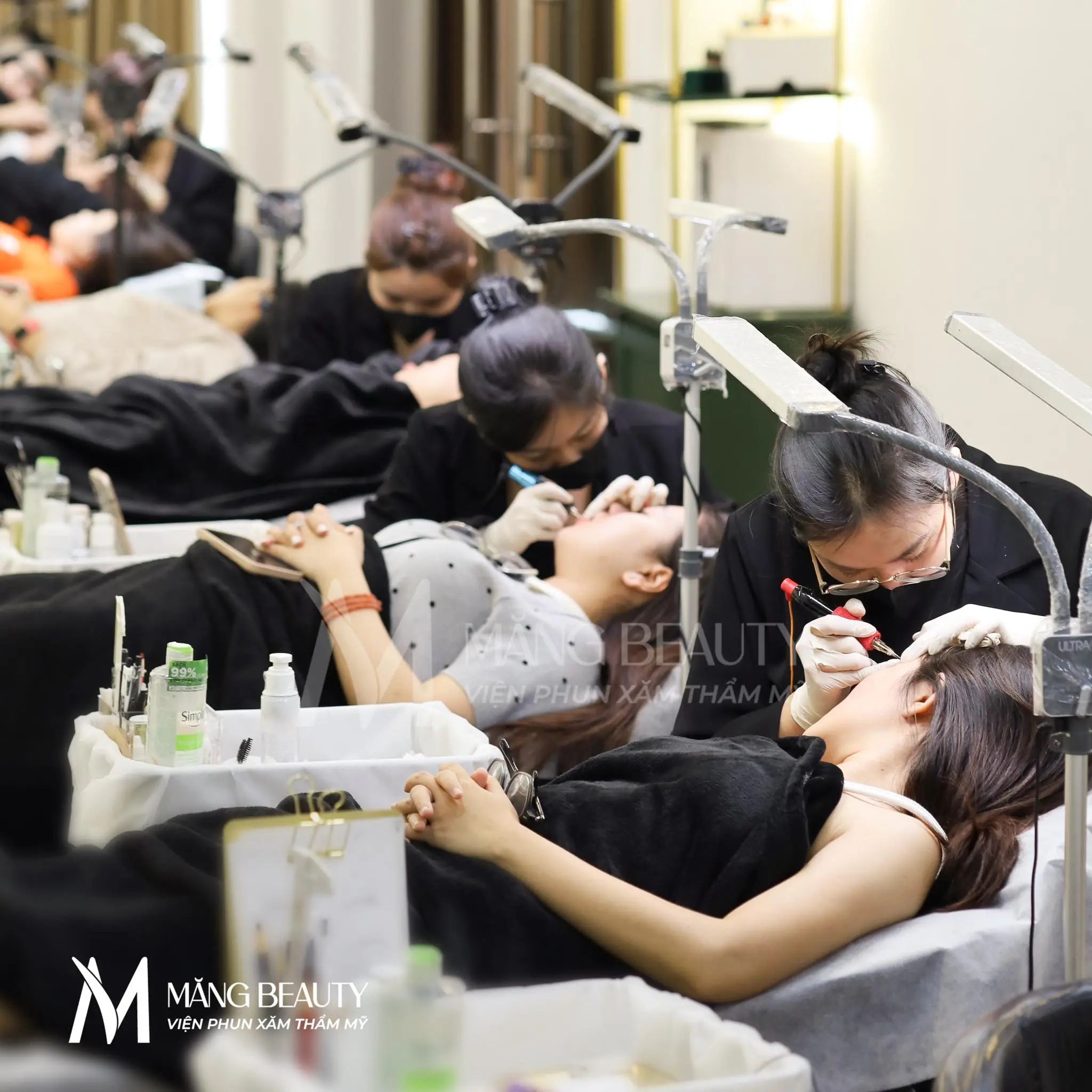 Măng Beauty sở hữu đội ngũ master hơn 5 năm kinh nghiệm, đảm bảo quá trình làm đẹp luôn đạt chất lượng tốt nhất