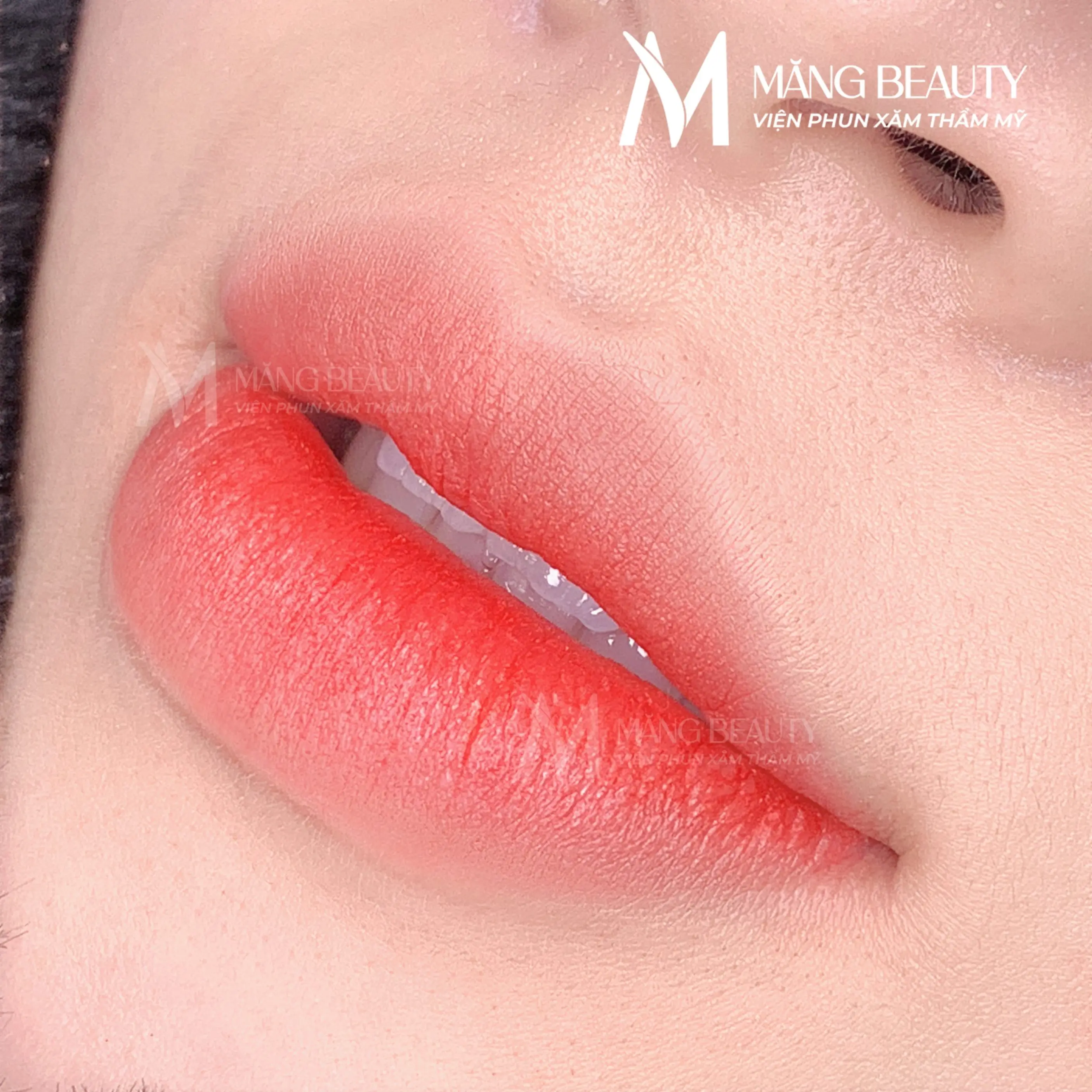 Phun môi Signature Plasma Lips cho đôi môi nâng tầm vẻ đẹp