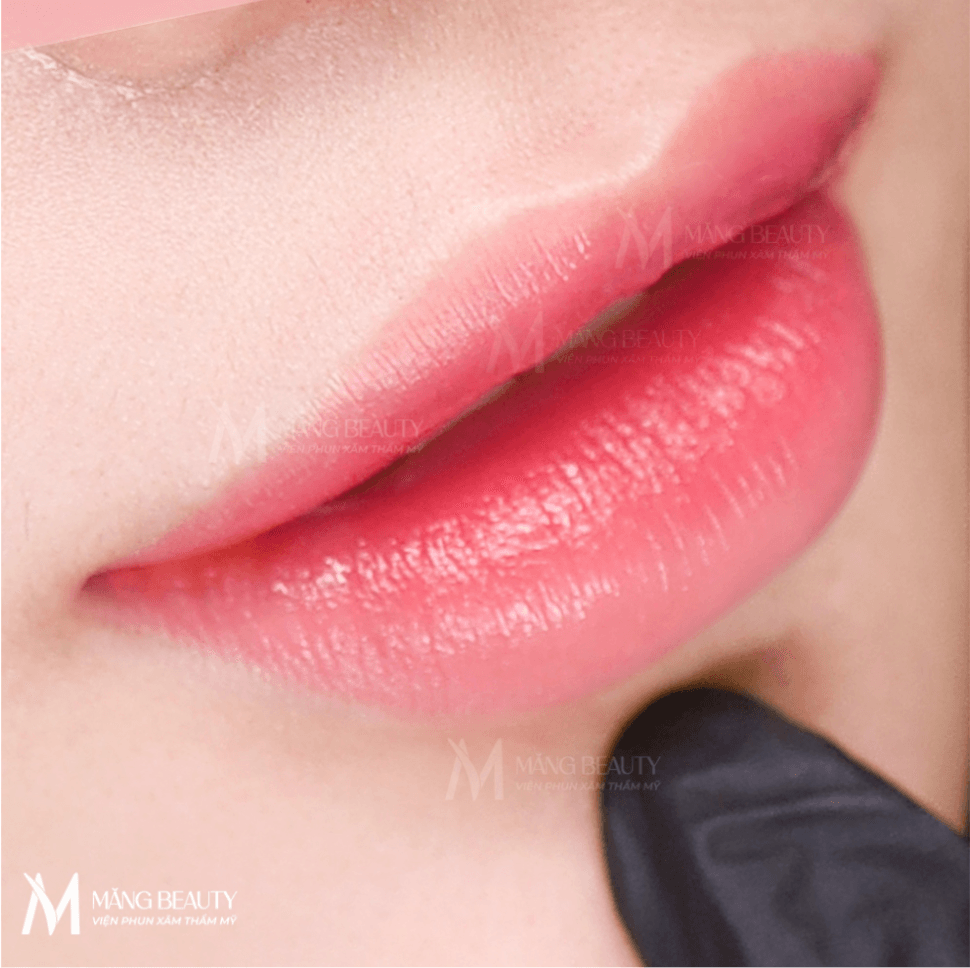 Plasma môi là bước xử lý nền giúp bề mặt môi ổn định hơn, hỗ trợ màu phun lên đều và chuẩn hơn