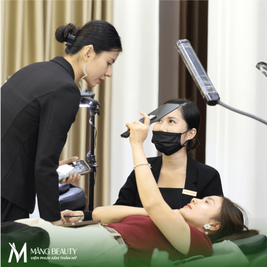 Master tại Măng Beauty tư vấn và xử lý dựa trên tình trạng nền môi thực tế của từng khách hàng