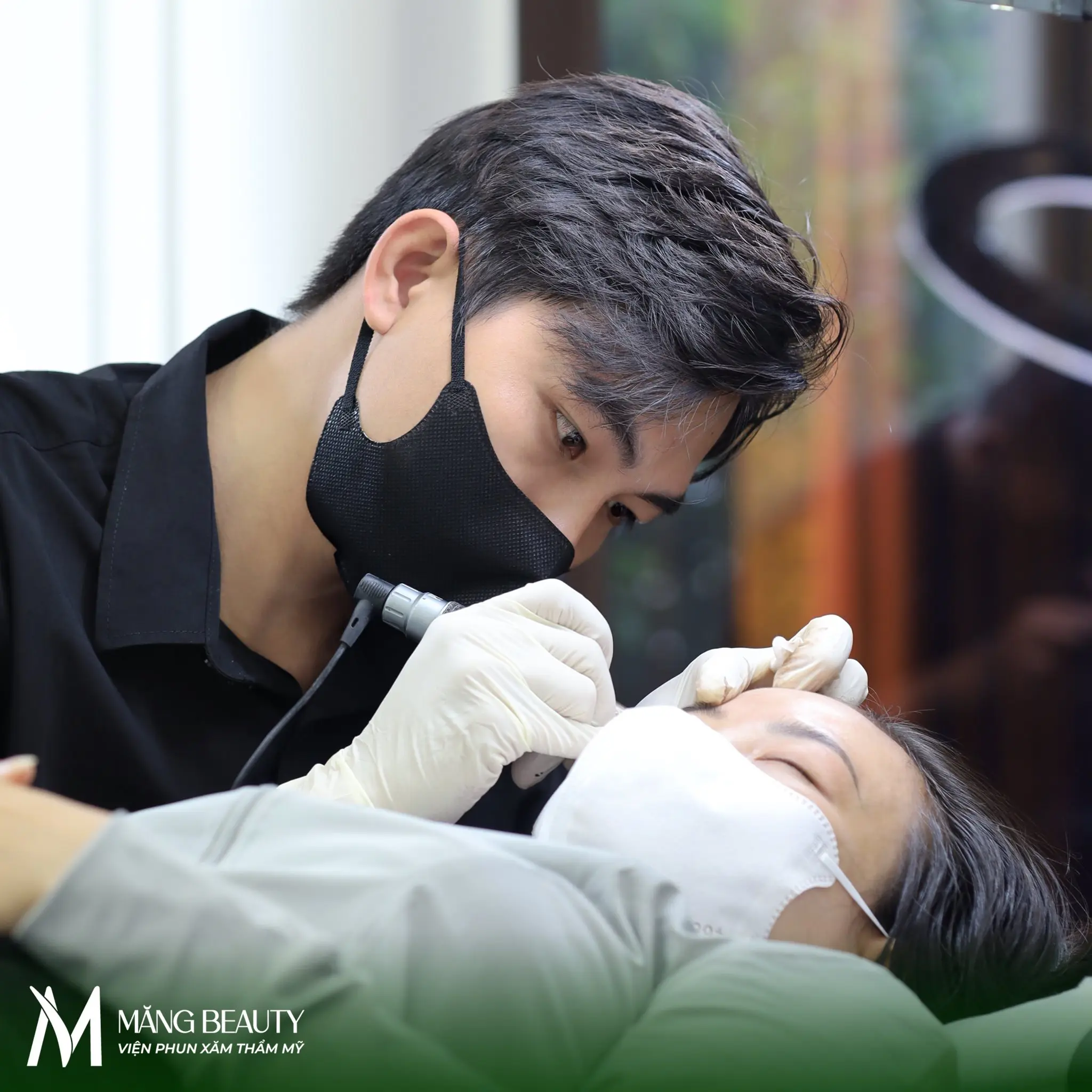 Đội ngũ Expert luôn tận tâm trong từng tác phẩm chân mày