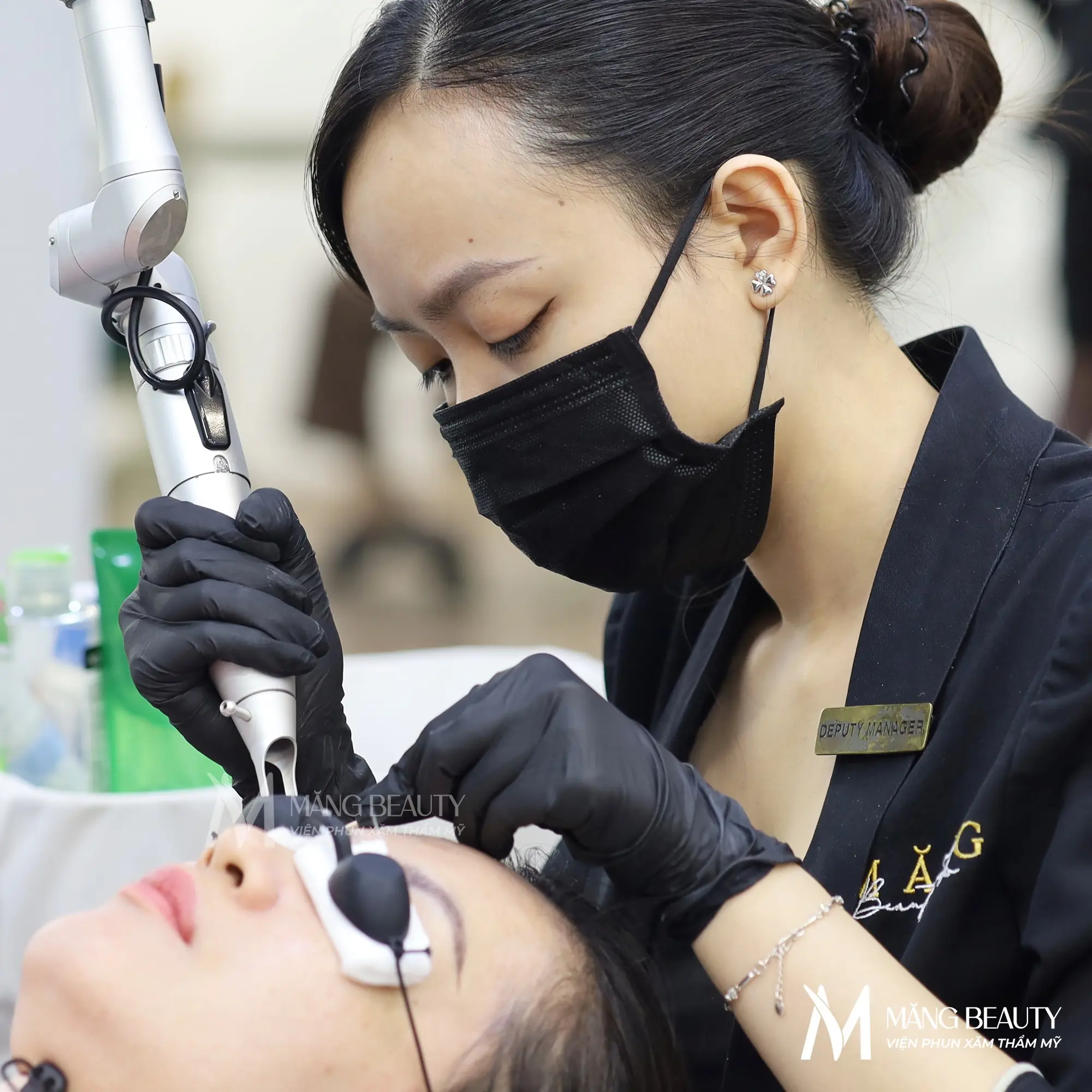 Master sử dụng máy Laser PicoSure Pro xử lý chân mày cho khách hàng